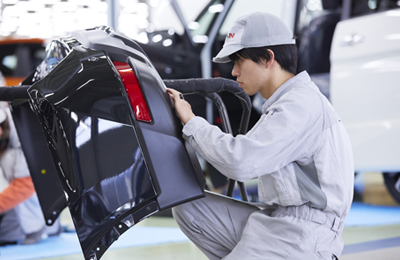 車の外装部品取り付け